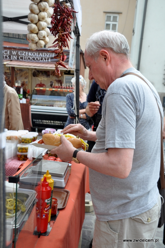 Kraków - Mały Rynek - Dni Węgrzyna - klient z hun-dogiem