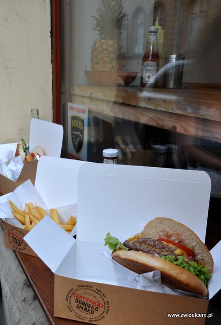 Kraków - Beef Burger Bar - okno z burgerami