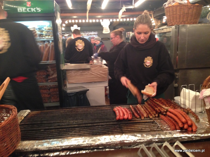 Berlin - weihnachtsmarkt charlottenburg - bratwursty na grillu