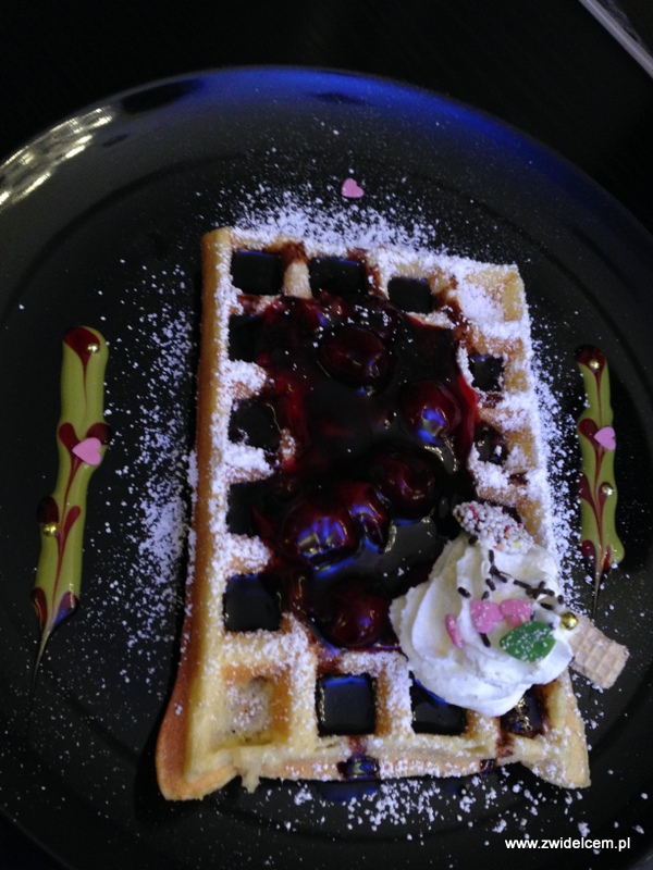 Berlin- Märchenwaffel - bajkowy gofr z czekoladą i wiśniami