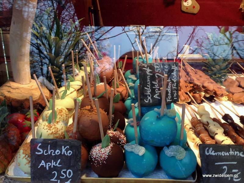 Berlin – Weihnachtsmarkt am Alexanderplatz - jabłka w polewie