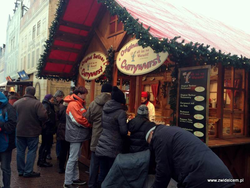 Berlin – Weihnachtsmarkt am Alezanderplatz - kolejka do currywurst