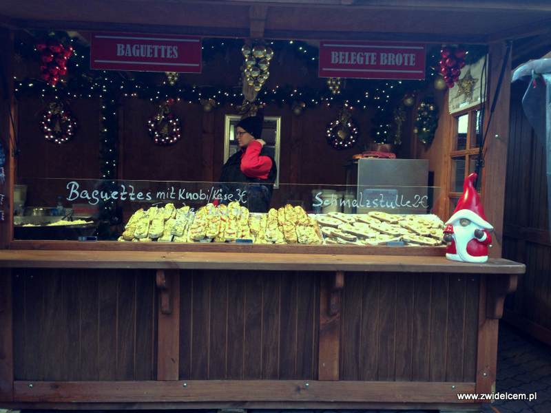 Berlin – Weihnachtsmarkt am Alexanderplatz - zapiekanki i chleb ze smalcem