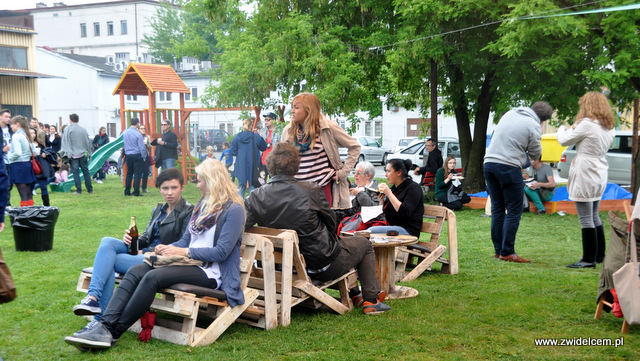 Kraków - Foodstock BBQ - Fabryka - stoliki na zewnątrz